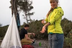 Care Plus "Insektenschutz Deet 50%" - 60ml Spray 8 Care Plus "Insektenschutz Deet 50%" - 60ml Spray -Günstiges Alpen Mode Geschäft cp aideet 40 spray 60ml szene 4